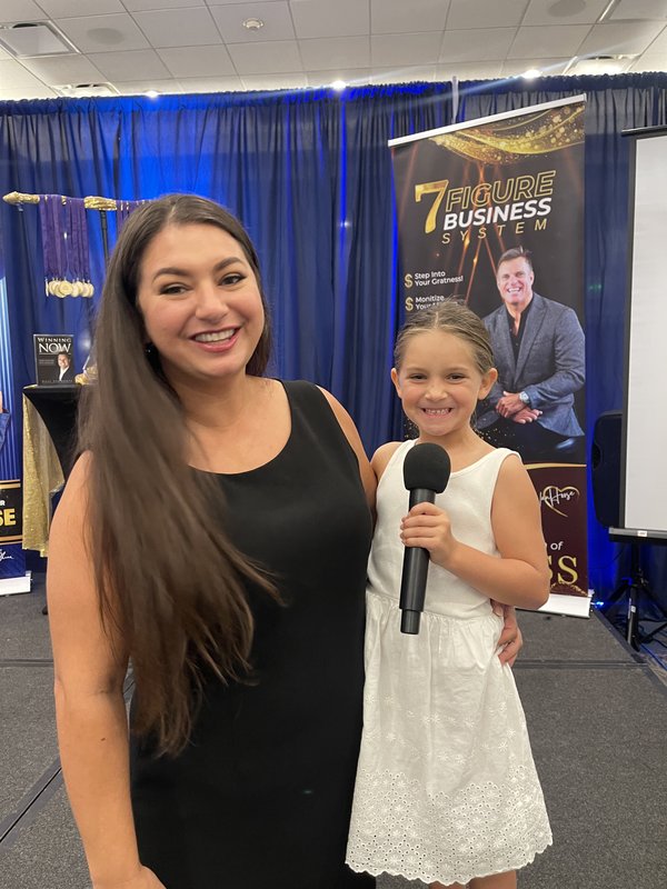 Sonia on stage at 7 Figure Business System